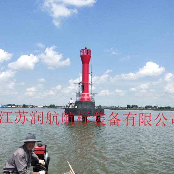 水上左側燈塔